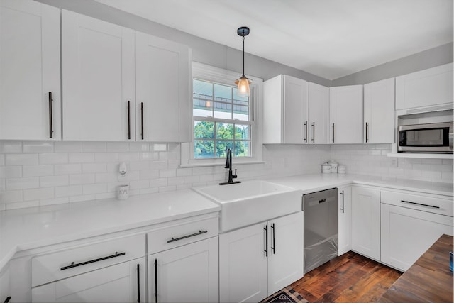 kitchen with sink, decorative backsplash, appliances with stainless steel finishes, and dark wood-type flooring