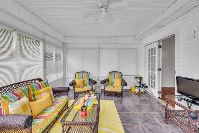 sunroom with ceiling fan