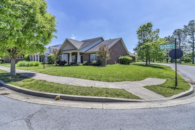 view of front of property featuring a front yard