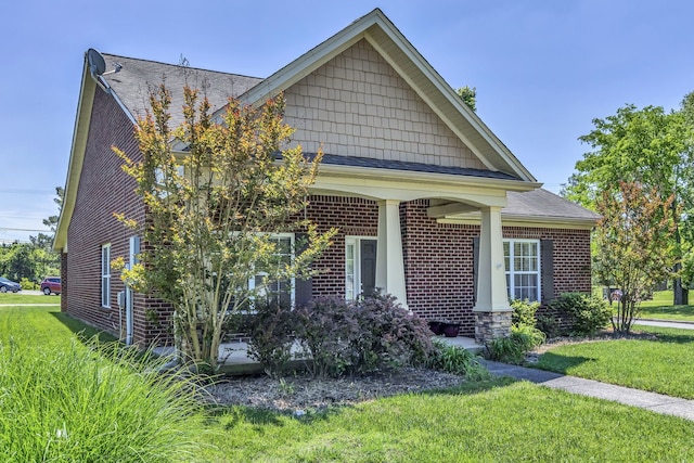 view of front of home featuring a front lawn