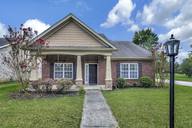 view of front facade featuring a front yard