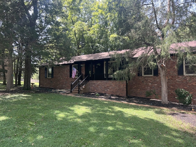 ranch-style home featuring a front lawn