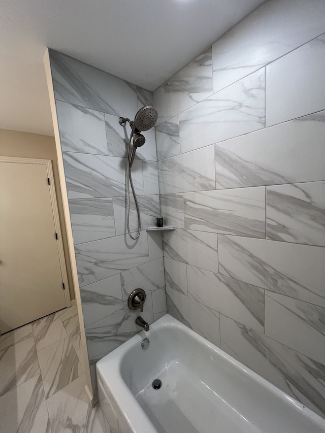 bathroom with tiled shower / bath combo