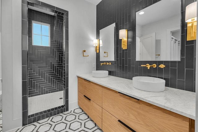 bathroom featuring tiled shower, vanity, toilet, and decorative backsplash