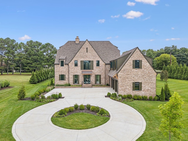 view of front of house featuring a front lawn