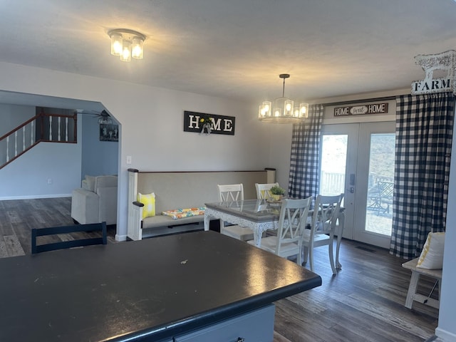 kitchen featuring arched walkways, dark wood-style flooring, dark countertops, visible vents, and a chandelier