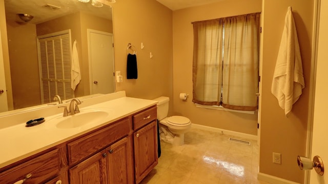 full bathroom with toilet, visible vents, baseboards, and vanity