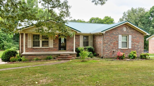 ranch-style home featuring a front yard