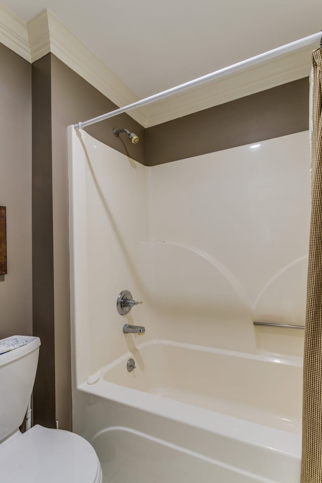 bathroom featuring toilet, shower / bathtub combination with curtain, and crown molding