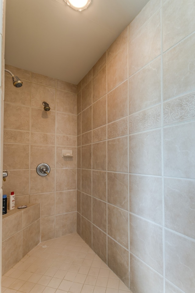 bathroom featuring tiled shower