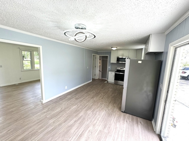 kitchen with baseboards, ornamental molding, stainless steel appliances, a textured ceiling, and light wood-style floors