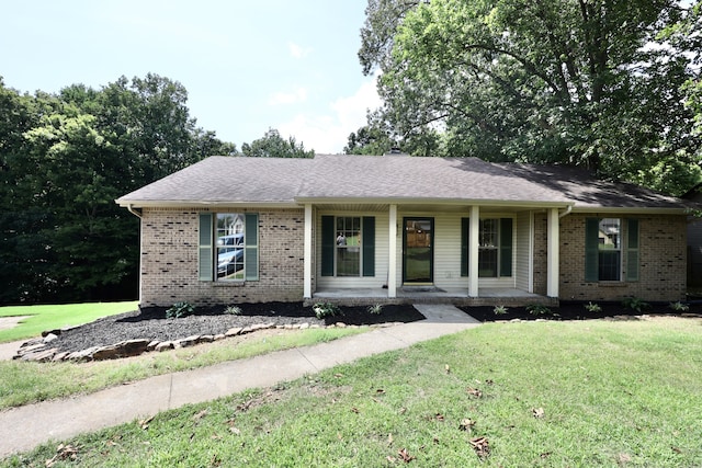 single story home with a front lawn