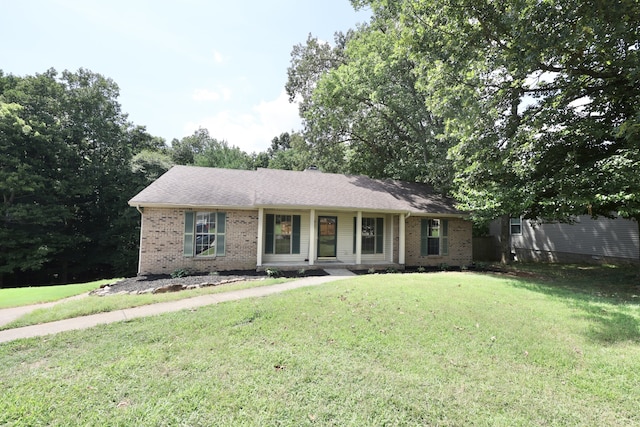 ranch-style home featuring a front lawn