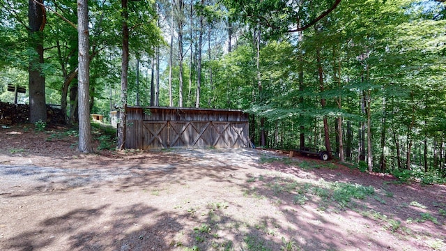 view of yard featuring an outbuilding