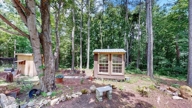 view of yard featuring an outdoor structure