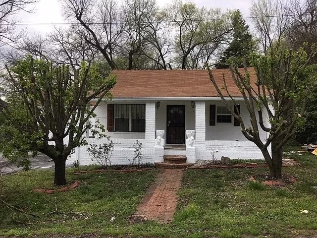 view of front of house with a front yard