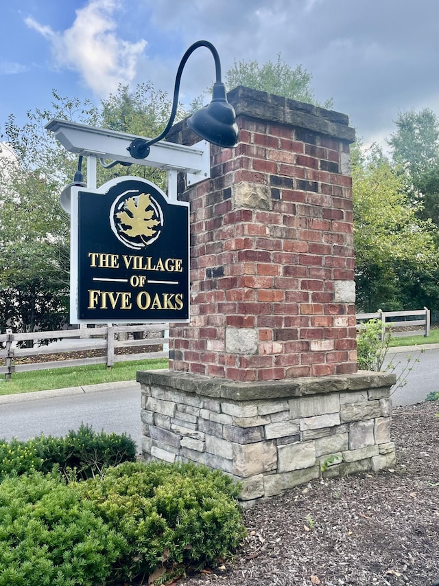 view of community / neighborhood sign