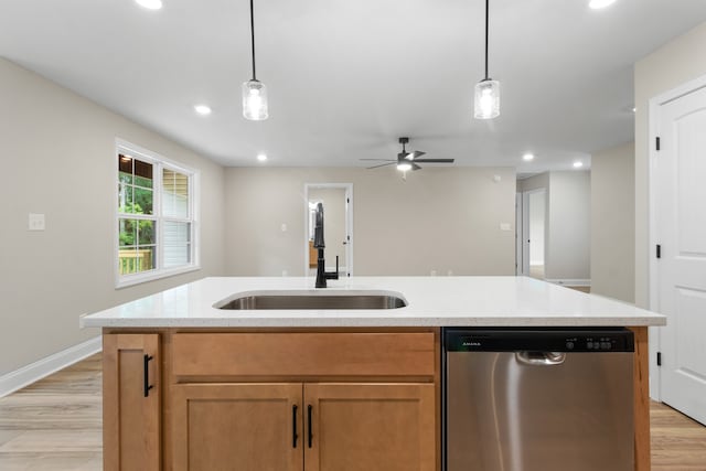 kitchen featuring sink, light hardwood / wood-style floors, stainless steel dishwasher, an island with sink, and ceiling fan