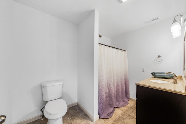 full bath featuring visible vents, a shower with shower curtain, toilet, vanity, and baseboards