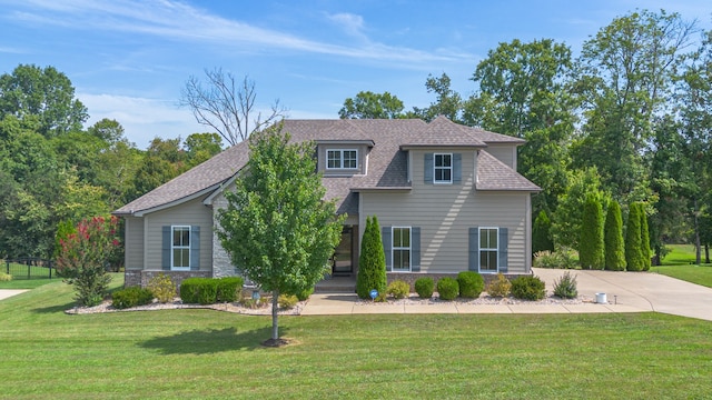 view of front of property with a front lawn