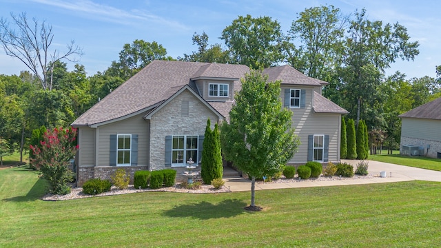 view of front of house featuring a front lawn