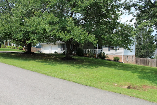 view of front of home featuring a front yard