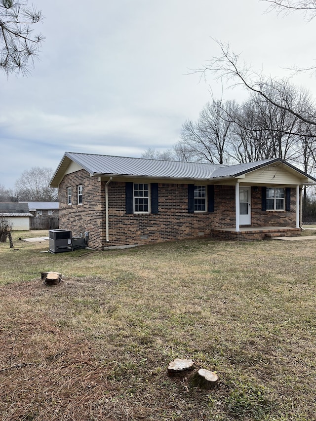 ranch-style home with a front yard