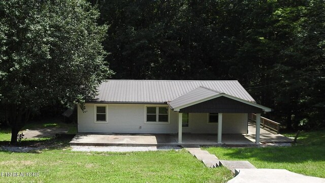 view of front of home featuring covered porch and a front lawn