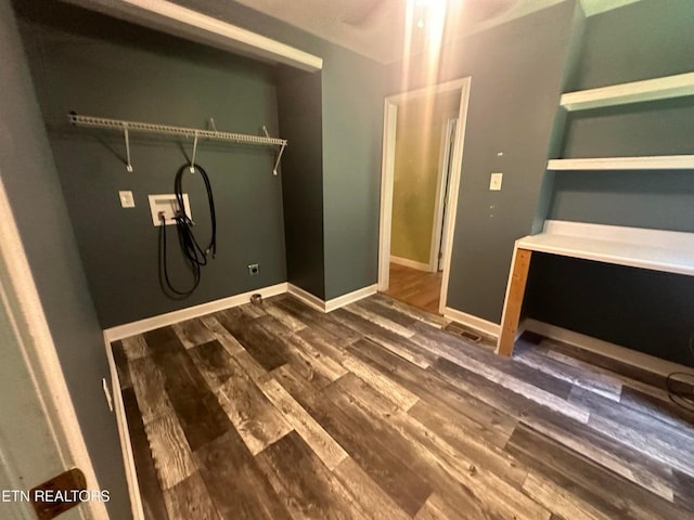 laundry room featuring dark wood-style floors, laundry area, baseboards, and washer hookup