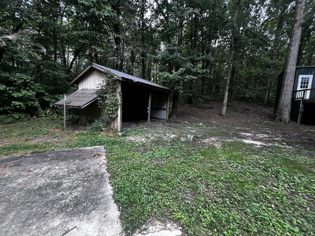 view of yard with a carport, an outdoor structure, and a pole building