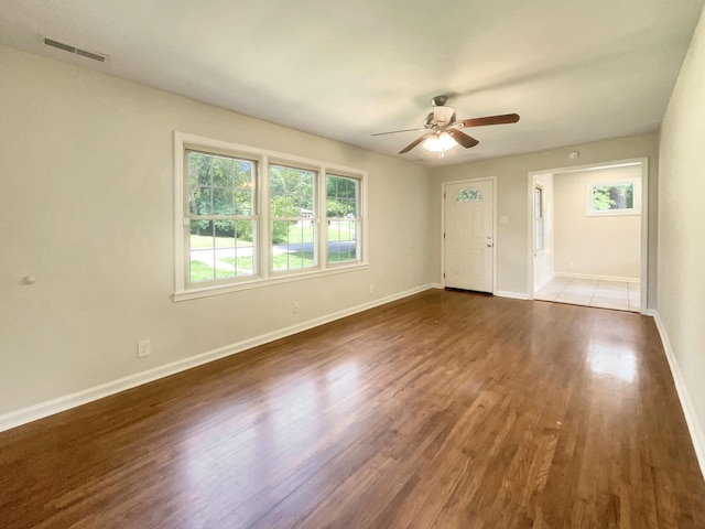 unfurnished room with dark wood-type flooring and ceiling fan