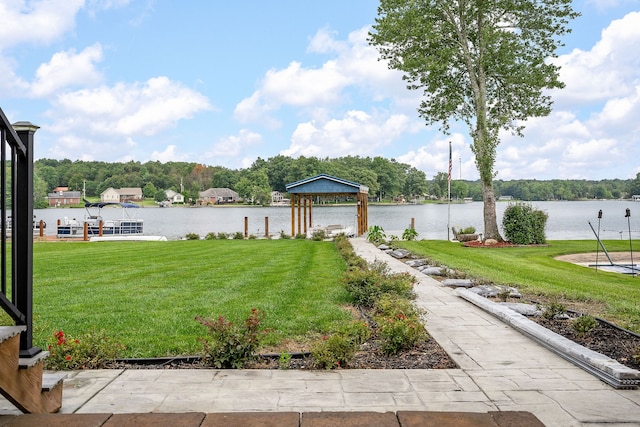 view of yard featuring a water view