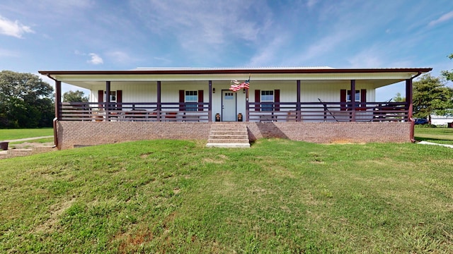 view of front of property with a front yard and covered porch