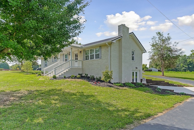 view of front of house with a front lawn