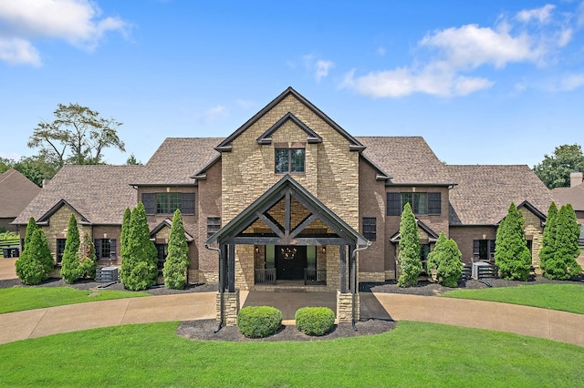 view of front of property featuring a front lawn