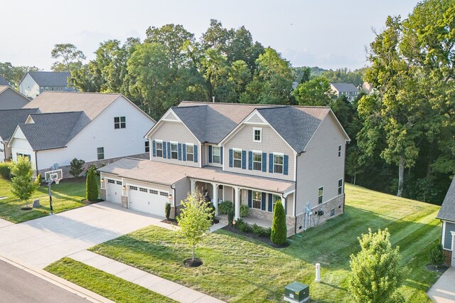 view of front of property featuring a front lawn