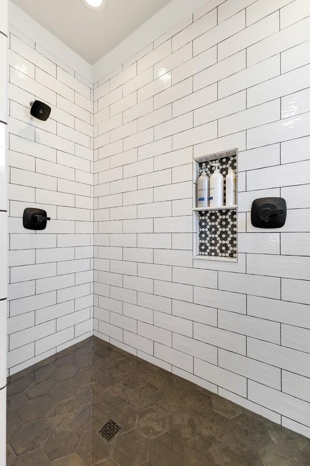 bathroom featuring a tile shower