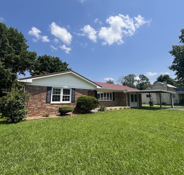 ranch-style house featuring a front yard