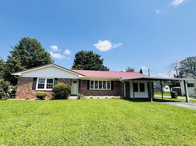 ranch-style home featuring a front lawn and a carport