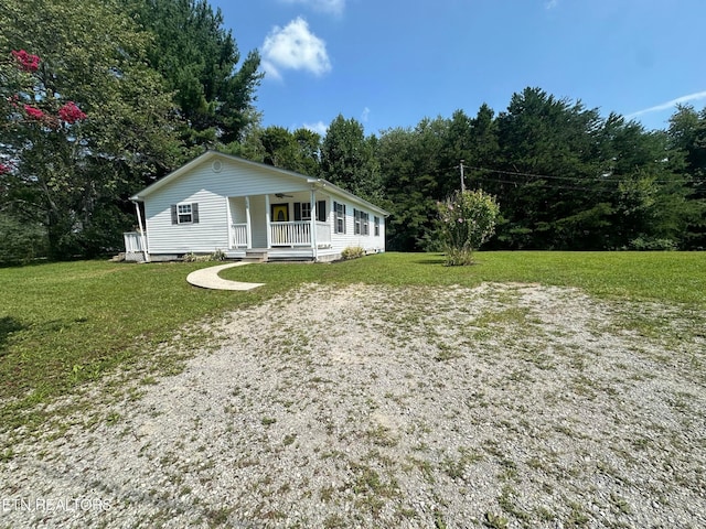 view of front of property featuring a porch and a front yard