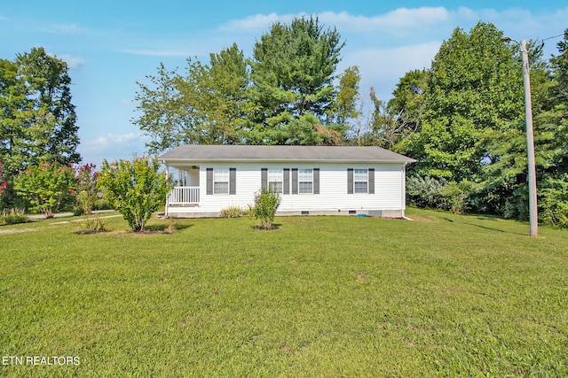 manufactured / mobile home with a front yard