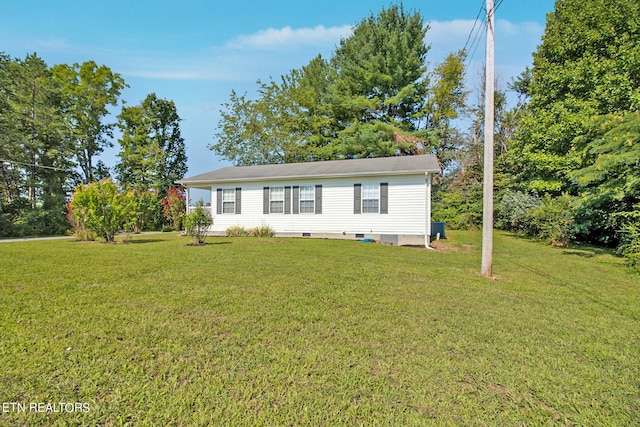 manufactured / mobile home featuring a front yard