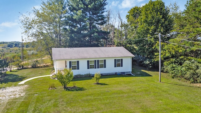 view of front of property featuring a front lawn