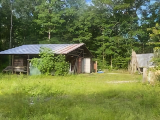 view of yard with an outdoor structure