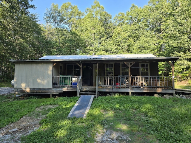 view of front facade with a front yard