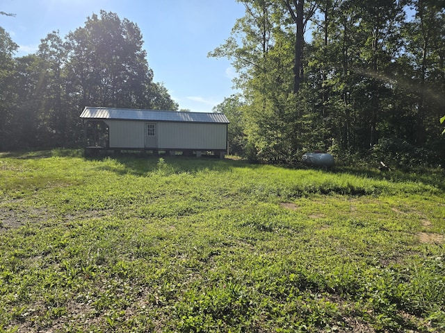 view of yard with an outbuilding