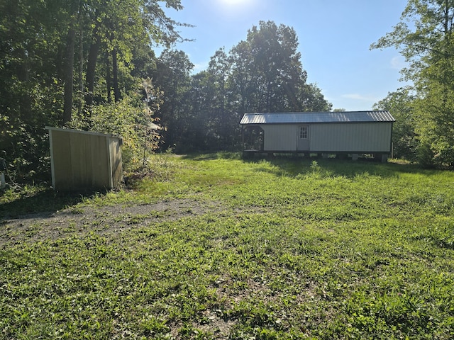 view of yard featuring an outbuilding