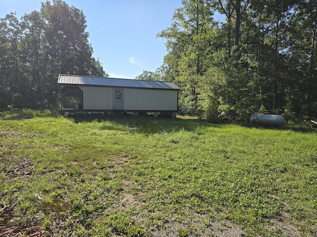 view of yard featuring an outbuilding