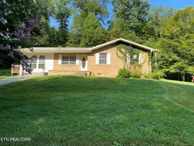 view of front of property featuring crawl space, brick siding, and a front yard