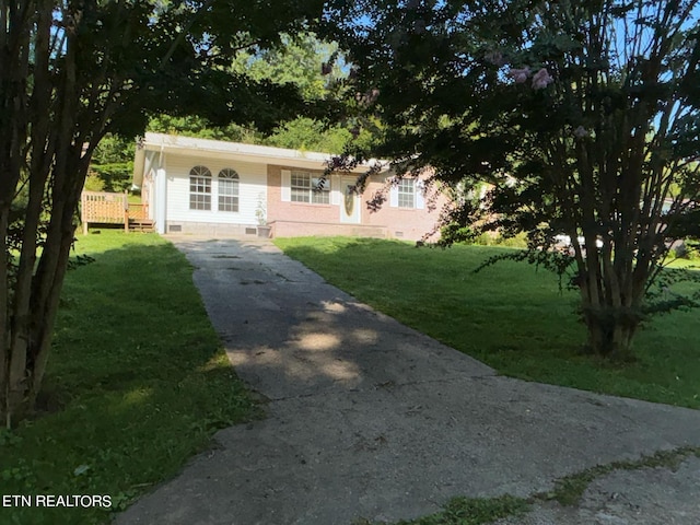 view of front of home featuring crawl space and a front lawn